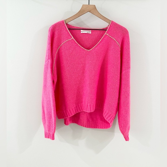 By Anthropologie Hot Pink Sweater With Gold Trim Size Medium - Picture 5 of 9